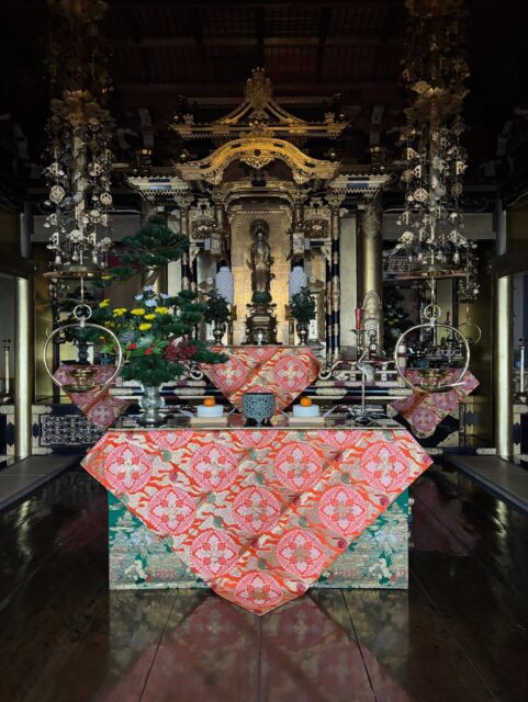 『初鐘、修正会』
大晦日 11:45 初鐘(除夜の鐘)
元 旦12:00修正会(お勤め)
お勤め終了後、鐘をついてくださった方、先着108名様に仏様からの“おさがり“がございます。
皆様、是非お参りください。🙏
#真宗大谷派#親鸞聖人#竹灯籠#初鐘#修正会