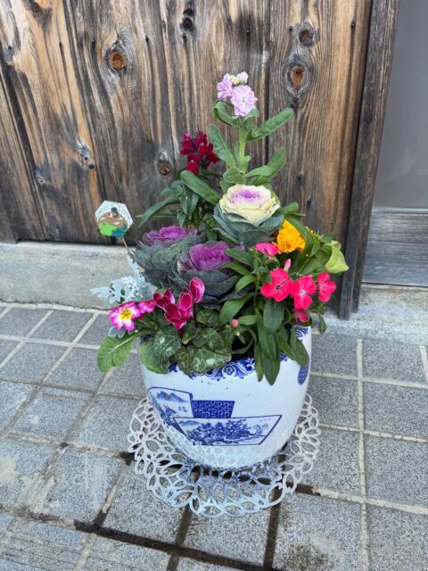 『令和7年、大晦日』
年末の掃除、お正月のお荘厳、など一通り終わり、年末のお寺参りお墓参りなど、ご門徒さんの来院もおおかたすぎて、後は午後竹灯籠部隊のライトアップ準備をするだけです。
今年も一年おかげさまで過ぎました。来年もよろしくお願いします🙇🤲
#真宗大谷派#東本願寺#親鸞聖人#蓮如上人#南無阿弥陀