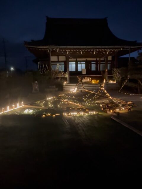 『お正月ライトアップ』
1月3日の夜まで、境内にて竹灯籠のライトアップしています。気温が下がり冷えてきましたが、17:30より20:00までライトアップしておりますので、お楽しみいただければ幸いです。
🙏
#お正月ライトアップ
#真宗大谷派
#竹灯籠
#樹木葬墓地
#正信偈